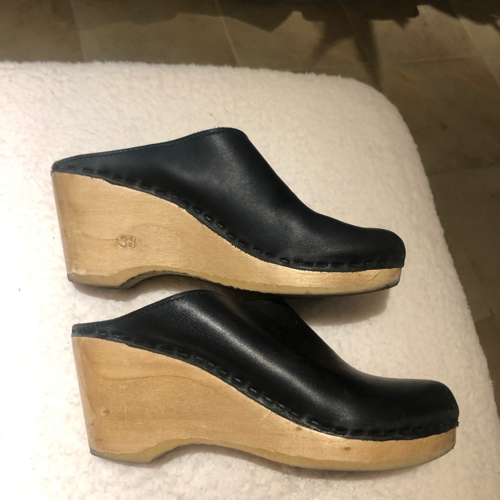 No. 6. Clogs black , 7.5 , some scuffs, but in great condition!!!